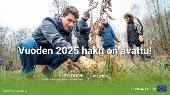 Ryhmä ihmisiä tekee puutarhatöitä syksyisessä maisemassa. Yksi on kyykistynyt, kolme seisoo taaempana. Teksti: Vuoden 2025 haku on avattu! Logot: Erasmus  Muuttaa elämäsi, avartaa maailmaasi, 2021-2027. Euroopan unioni.