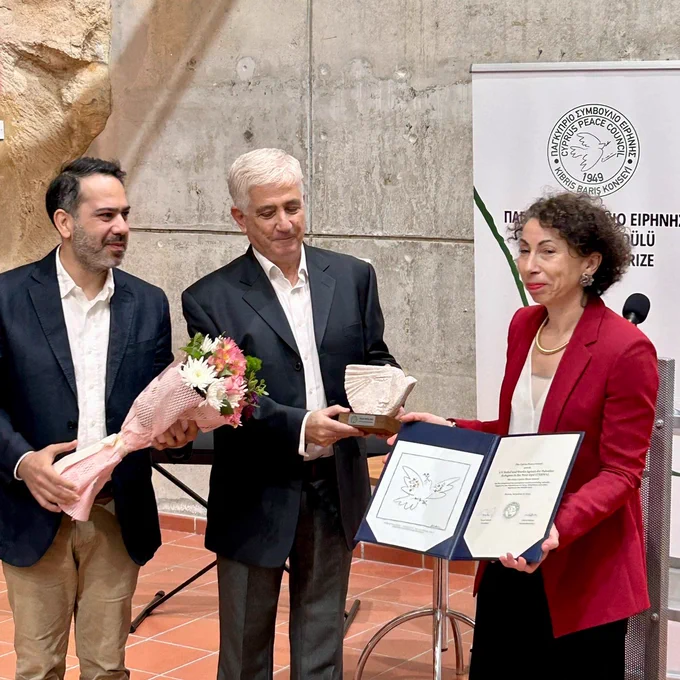 Απονεμήθηκε το Παγκύπριο Βραβείο Ειρήνης για το 2024
στην UNRWA

Μέσα σε μία λιτή και συγκινησιακή ατμόσφαιρα πραγματοποιήθηκε η απονομή του Παγκύπριου Βραβείο Ειρήνης για το 2024 σήμερα Πέμπτη, 21 Νοεμβρίου 2024 στον εκθεσιακό Σπηλιών στο πάρκο Ακρόπολης στη Λευκωσία. Στο πλαίσιο της σεμνής τελετής τιμήθηκε με το Παγκύπριο Βραβείο Ειρήνης 2024 η Υπηρεσία Αρωγής και Έργων του ΟΗΕ για τους Παλαιστινίους Πρόσφυγες στην Εγγύς Ανατολή (UNRWA) στην παρουσία της Αναπληρώτριας Γενικής Επίτροπου της Υπηρεσίας, Ναταλί Μπουκλί.
