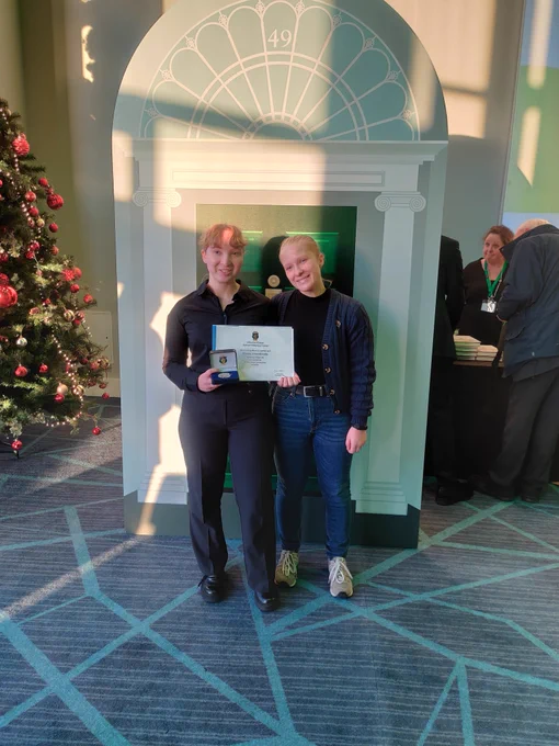 Monika Mroczkowska, from @UCC, with her twin sister Julia. Monika was awarded the Dr HH Stewart Literary Prize in Italian. 