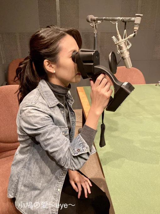 杉野アナウンサーが「レティッサオンハンド」を右目に当てて覗いている。
