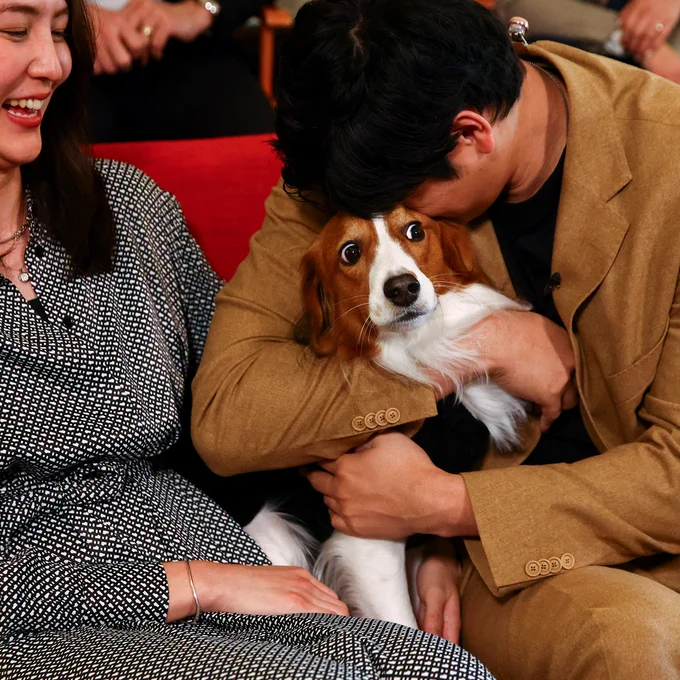 Shohei Ohtani hugging Decoy. Mamiko is on the opposite side.