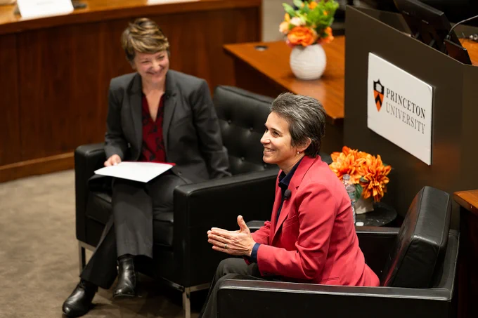 Amy Walter (front) in conversation with Frances Lee