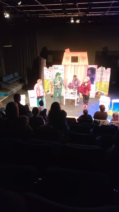Daisy Donald show with cast and set