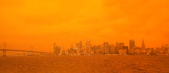 On a foggy morning in San Francisco, the city turned red while numerous wildfires burn throughout California. Credit: Alexander Filardo / Climate Visuals