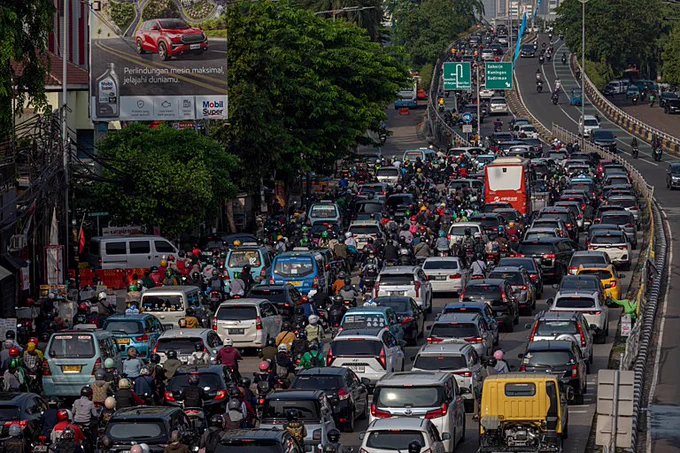 Heavy traffic during a morning commuting hours in Jakarta, Credit: Aji Styawan / Climate Visuals