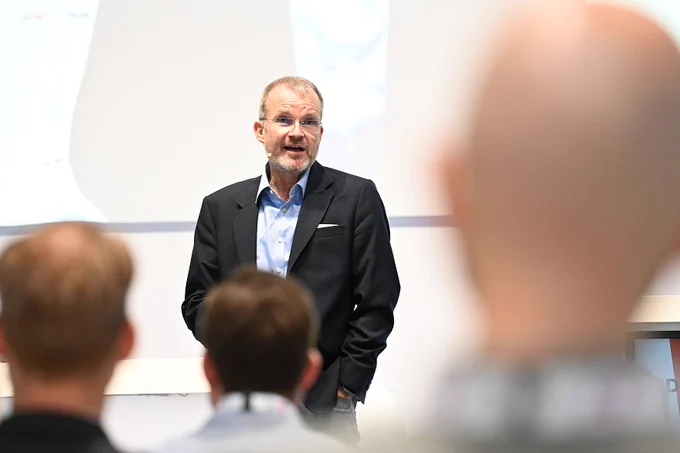 TK-Chef Dr. Jens Baas eröffnet das #MedicaEconForum 2024.