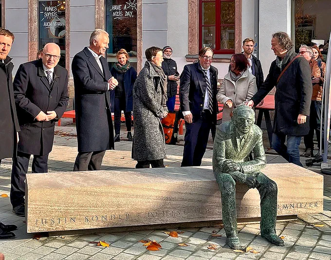 Am 9. November 2024 wurde in Chemnitz die Skulptur der Chemnitzer Künstlerin Julia Kausch zu Ehren des Auschwitz-Überlebenden und Ehrenbürgers der Stadt, Justin Sonder, eingeweiht. Die Skulptur ist ein Zeichen der Mahnung und des Gedenkens an die Grausamkeiten des Holocaust und das Vermächtnis von Justin Sonder – einem Botschafter der Menschlichkeit, der sich stets gegen das Vergessen und für eine gerechtere Welt einsetzte. 

Bei der Einweihung sprachen Sven Schulze, Oberbürgermeister von Chemnitz, Christoph Heubner, Exekutiv-Vizepräsident des Internationalen Auschwitz Komitees, Christian Wulff, ehemaliger Bundespräsident, Michael Kretschmer, Ministerpräsident des Freistaates Sachsen, sowie Jonathan Claus, der Urenkel von Justin Sonder.