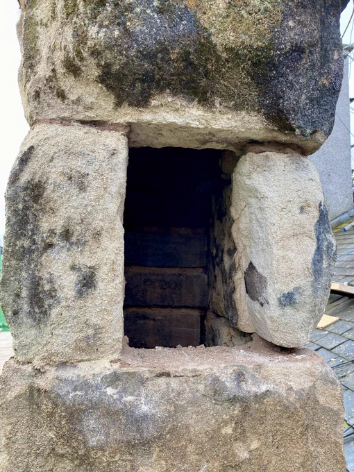 As one of the chimney’s blond sandstone stones is loose it has been removed thus revealing the brick bridges between the flues within the chimney. The interior faces of the stonework can also be eroded by acidic particulate from coal smoke.