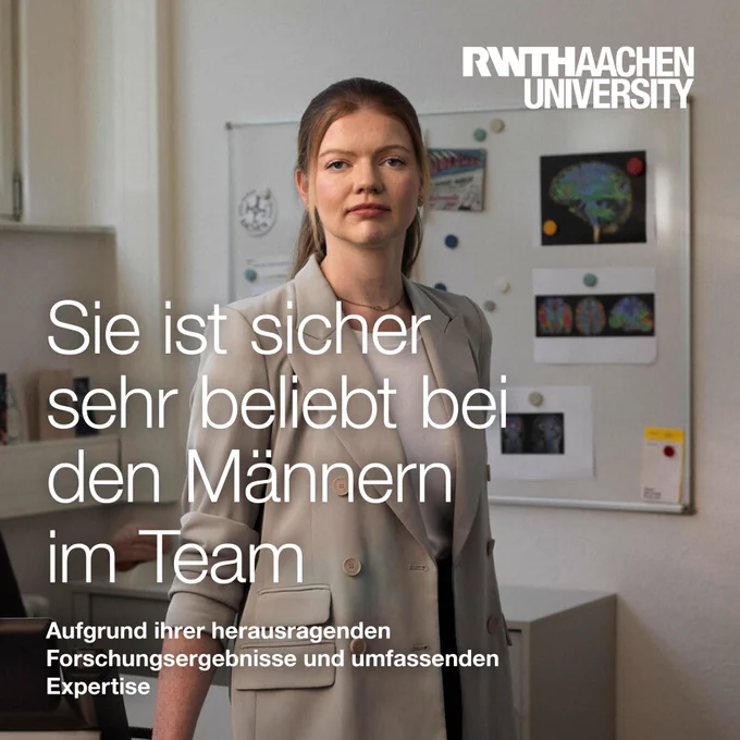 Frau schaut in die Kamera