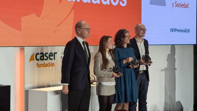 El presidente del patronato de la Fundación CASER, Amado Franco Lahoz, posa junto a Noelia Galán (UDP), Marga Torrego (Jubilares) y Javier del Monte (Jubilares, que recoge el premio en nombre de Andecha).