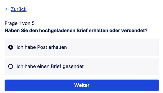 Screenshot aus der App zum Postupload bei FragDenStaat.
Text: 
"Frage 1 von 5: Haben Sie den hochgeladenen Brief erhalten oder versendet? 
Antwortmöglichkeiten: 
1. Ich habe Post erhalten
2. Ich habe einen Brief gesendet "

Antwortmöglichkeit 1. ist markiert   
Unterhalb der Antwortmöglichkeiten ist der Button "Weiter" zu sehen.  