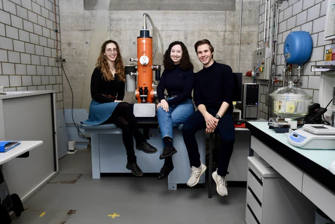 TEM expert Dr. Vera Kissling (middle) with her TEM superuser team members Stephanie Eitner (left) & Sebastian Habermann (right) at the Zeiss EM900 TEM. Superusers Nikos Tagaras & Siyuan Tao, & supra-user Dr. Alexander Gogos are missing in the picture. 📸 By Urs Bünter, Empa