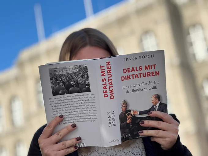 Frau liest in einem Buch