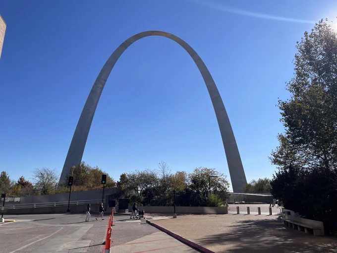 The arch in St. Louis against a blue sky.