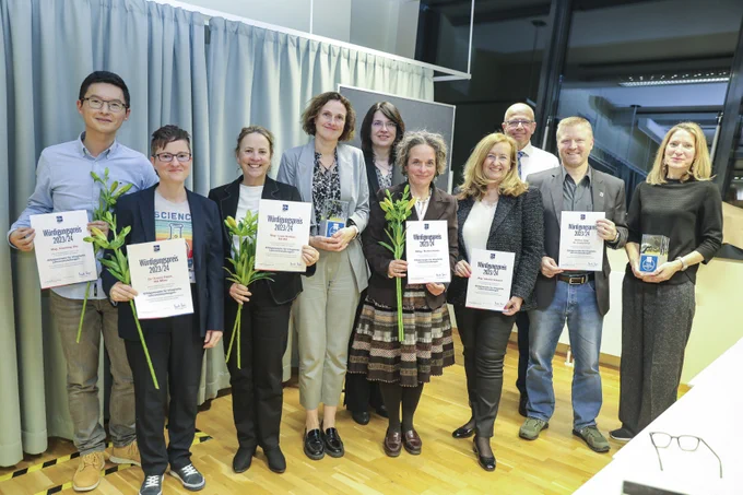 eine Gruppe von Menschen, die Schilder halten