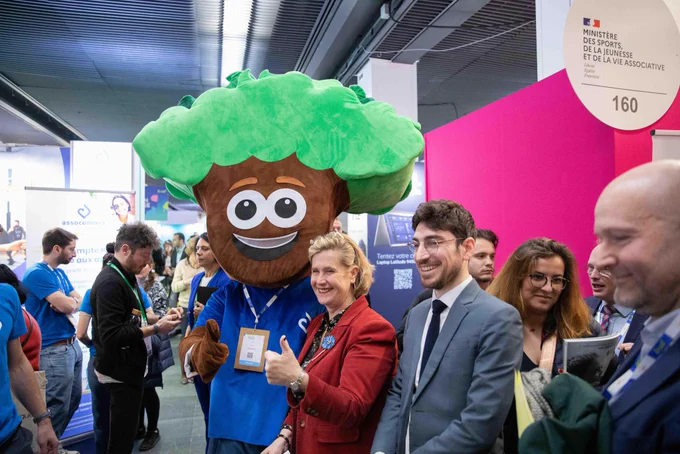 Marie-Agnès Poussier-Winsback et le délégué ministériel Maxime Baduel posent à côté d’une mascotte.