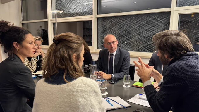 Photographie de Paul Christophe lors d’une réunion avec le directeur général de EMMAÜS France et la directrice de EMMAÜS Connect.