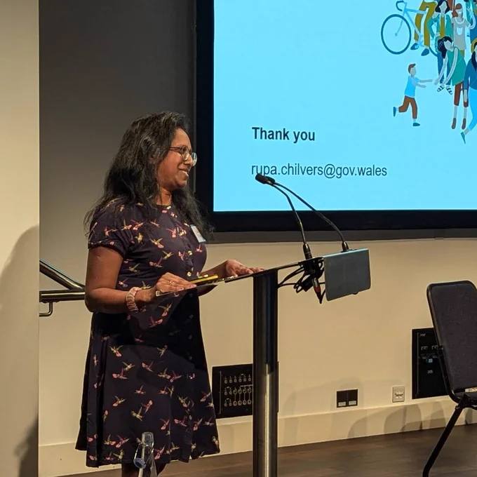 Dr Rupa Chilvers speaking at lectern 