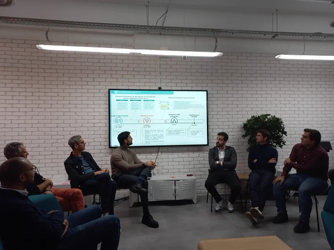 table ronde de collaborateurs autour d'un écran