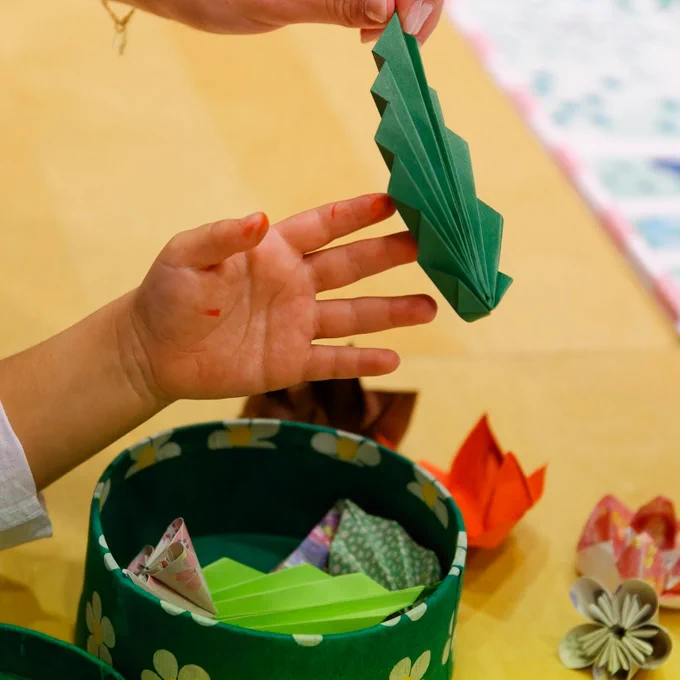 Atelier origami de l'Arc de triomphe en 2024, image : Marie Saille. 