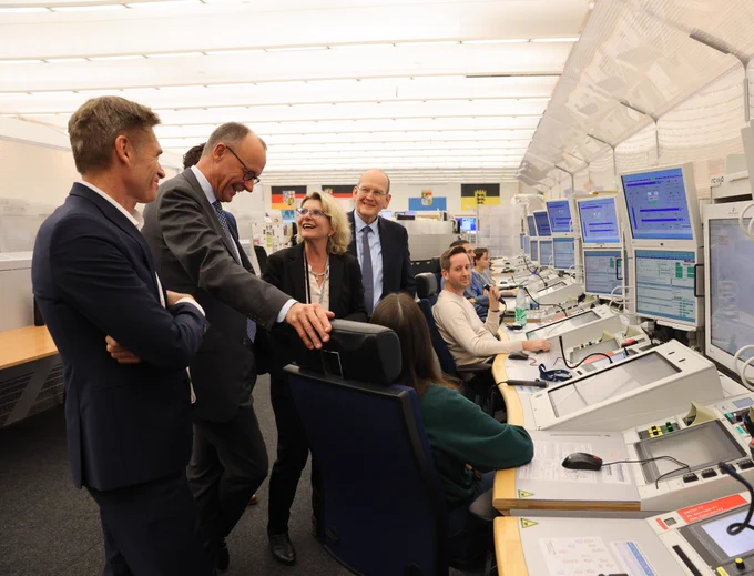 CDU Vorsitzender Friedrich Merz zu Gast bei der DFS in Langen in der Kontrollzentrale und im Tower-Simulator.