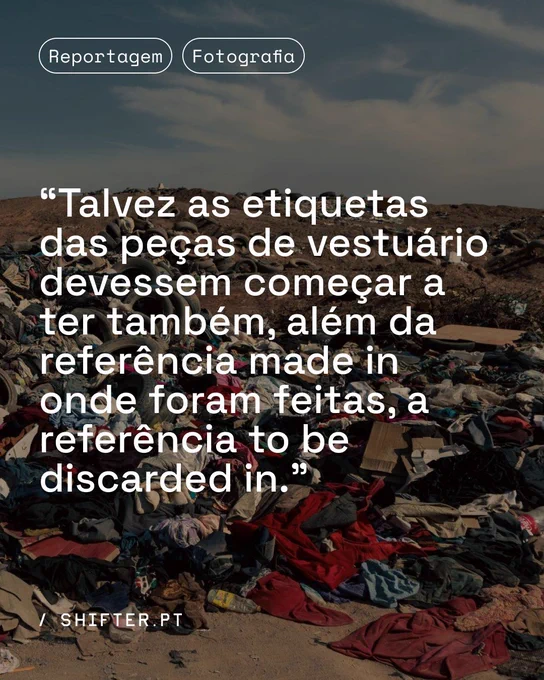 Sobre a mesma imagem de um aterro de roupa, lê-se agora "Talvez as etiquetas das peças de vestuário devessem começar a ter também, além da referência made in onde foram feitas, a referência to be discarded in."