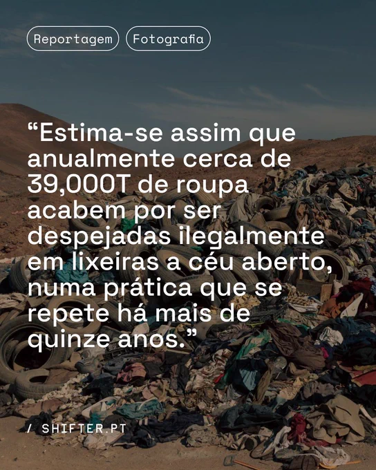 Imagem de um monte de roupa despejada nos vales mencionados no artigo. No texto lê-se que se estima 39 mil toneladas sejam despejadas em aterros como este.