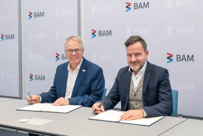 Die Präsidenten der BAM und der BASt, Prof. Dr. Ulrich Panne und Prof. Dr. Markus Oeser bei der Unterzeichung des MoU.