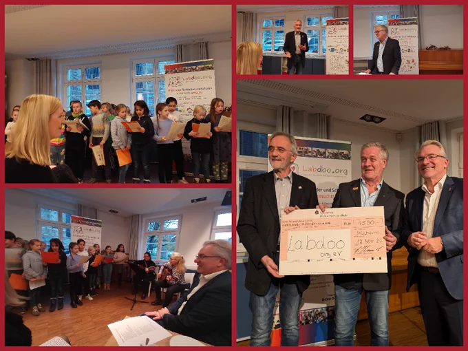 Collage aus 5 Fotos. 2 Fotos zeigen einen Kinderchor der Katharinenschule Mülheim mit 2 Gitarre spielenden Lehrerinnen. Ein Foto zeigt die Übergabe des Spendenschecks durch Oberbürgermeister Buchholz und Baas Krajinski vom Bürgerverein Mausefalle an Ralf Hamm von Labdoo. 2 Fotos zeigen jeweils den OB und Baas bei ihren Reden in der Feierstunde. Alle Fotos sind im Gemeindehaus auf dem Kirchenhügel Mülheim aufgenommen.