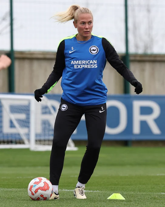 Guro Bergsvand with the ball at her feet in training wearing the blue and black training kit.
