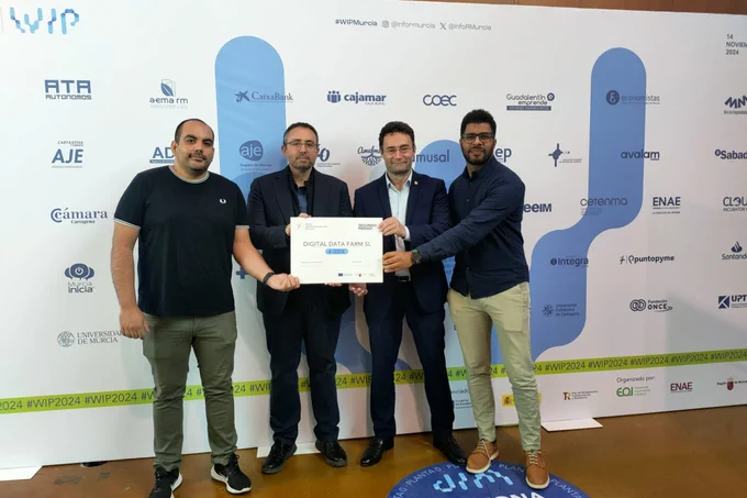 Los integrantes de Digital Data Farm con el diploma acreditativo de su distinción.
