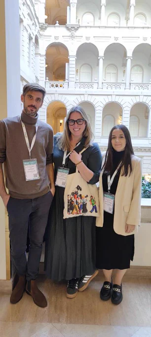 (De izquierda a derecha y también de más a menos altura) Tom, Bego y Marta posan ante el patio interior del Hotel Anantara donde está teniendo lugar el congreso Languages and the media. Q