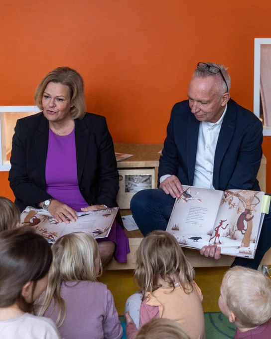 Am bundesweiten Vorlesetag lasen Innenministerin @NancyFaeser und der Hauptgeschäftsführer der @StiftungLesen, Dr. Jörg Maas, im Fröbel-Kindergarten @ChariteBerlin Mitte aus dem Buch „Fuchs und Bär“ vor. Foto: Bundesfoto/Zöhre Kurc