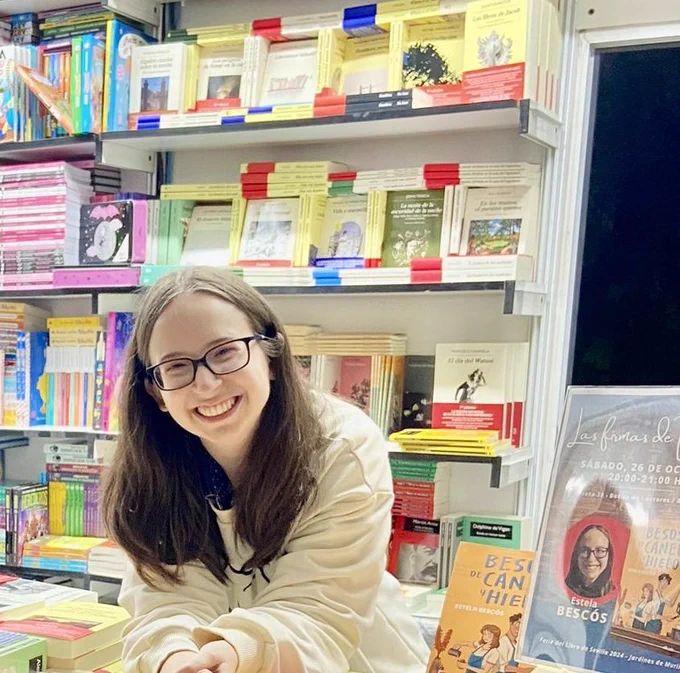 Imagen de mí muy feliz en la caseta de Botica de lectores en la feria del libro de Sevilla.