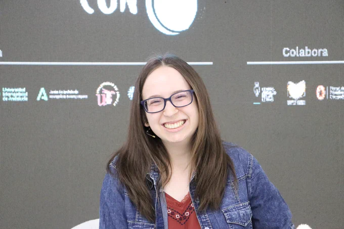 Fotografía de mí feliz en la charla en la ARC de Sevilla.