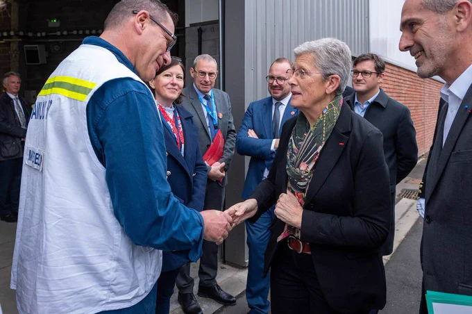Geneviève Darrieussecq sert la main d’un régulateur du SAMU. Elle est entourée de plusieurs personnes.