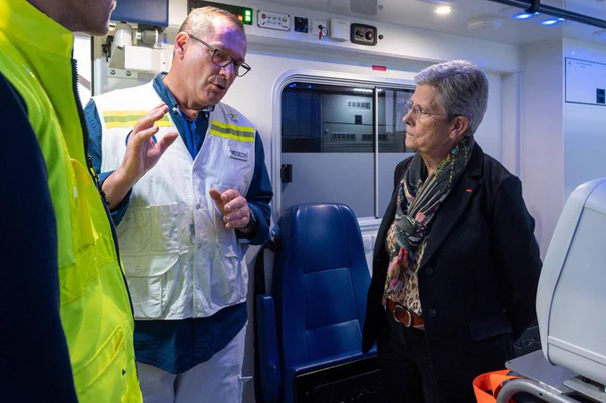 Geneviève Darrieussecq échange avec un régulateur du SAMU.