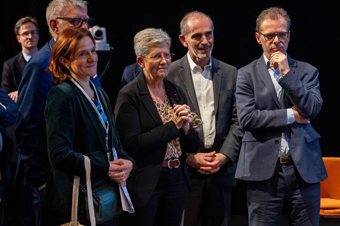 Geneviève Darrieussecq est entourée de plusieurs personnes.