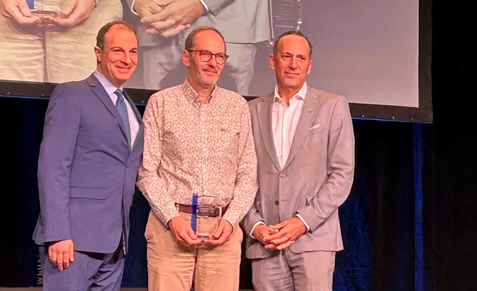 Félicitons le Dr Rémi Rabasa-Lhoret qui vient de recevoir le prestigieux Prix d’excellence en soins 2024 de la Fédération des médecins spécialistes du Québec (FMSQ). Des décennies de travail collaboratif et passionné au service des patients et patientes sont très justement ainsi récompensées.
Les Prix d’excellence en soins sont destinés à honorer des médecins spécialistes d’exception ou des projets novateurs qui ont contribué à améliorer l’accès, l’efficacité, la qualité ou la sécurité des soins de santé offerts au Québec, en favorisant l’interdisciplinarité.
---
Congratulations to Dr. Rémi Rabasa-Lhoret, who has just received the prestigious Prix d'excellence en soins 2024 from the Fédération des médecins spécialistes du Québec (FMSQ). Decades of collaborative and passionate work in the service of patients are justly rewarded.