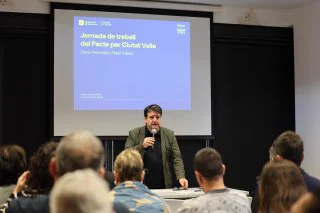 El comissionat del Pacte per Ciutat Vella, Ivan Pera, es parla en un moment de la primera jornada de treball del pacte. 
