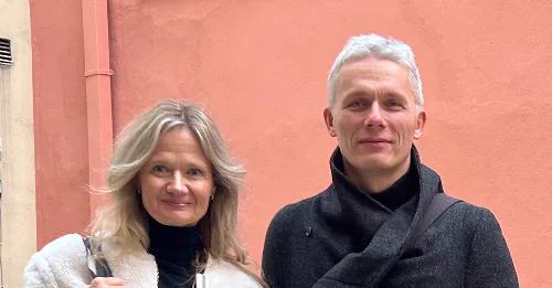 pilt anu realost ja tarmo jüristost roosa seina taustal