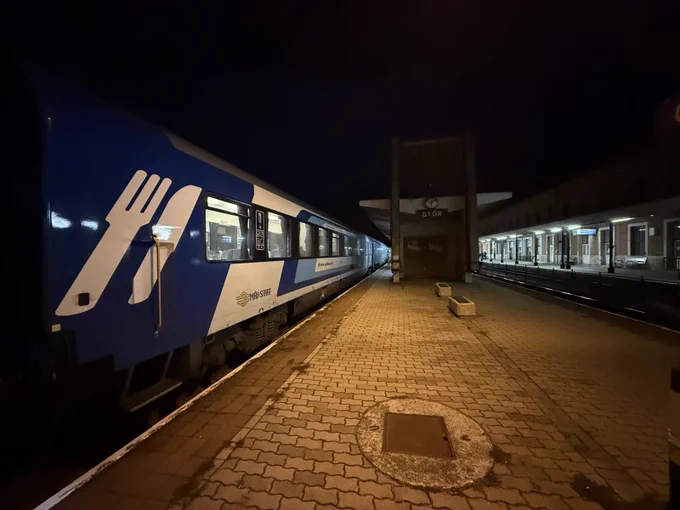 Hungarian DiningCar from the platform 