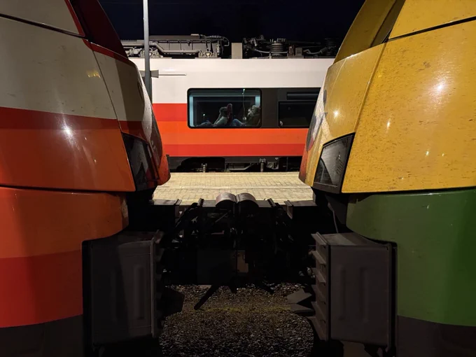 Öbb and Gysev train coupled 
