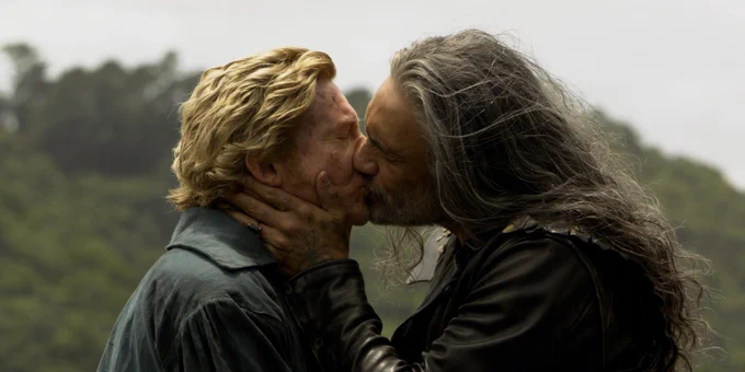 ed and stede kissing 