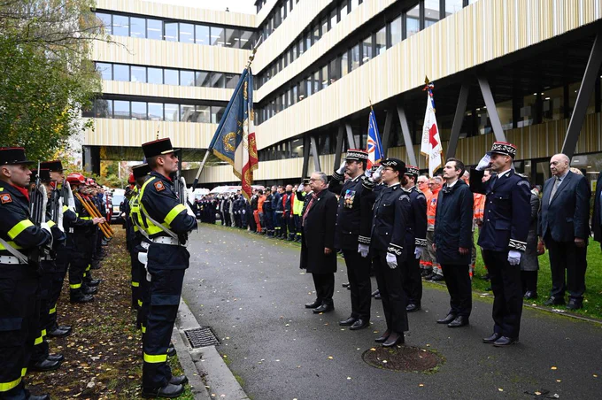 Honneur au drapeau par les autorités