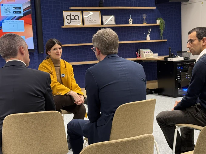 Clara Chappaz échangeant avec des entrepreneurs de la cybersécurité.