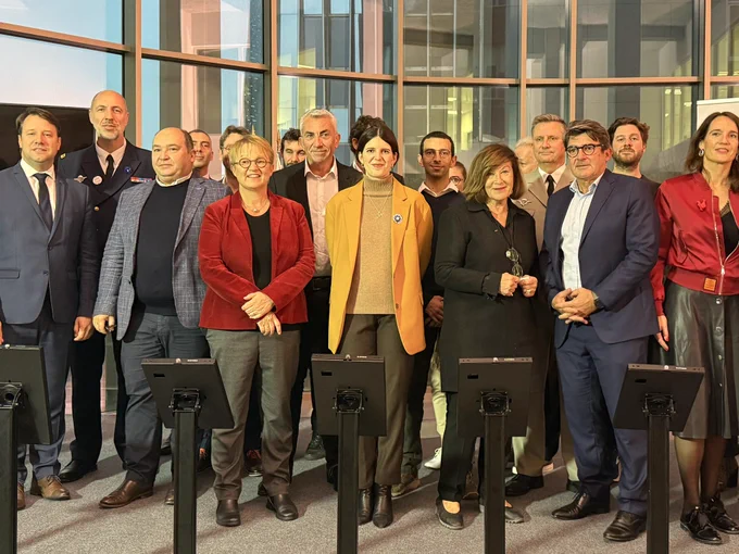 Clara Chappaz entourée des élus locaux et entreprises basées à la CyberPlace.