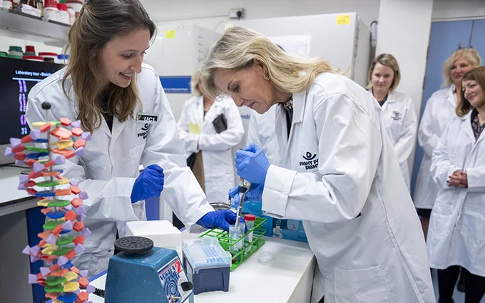 Dr Anne-Marie Kladny demonstrating lab techniques to HRH The Duchess of Cambridge at the UCL Institute of Ophthalmology