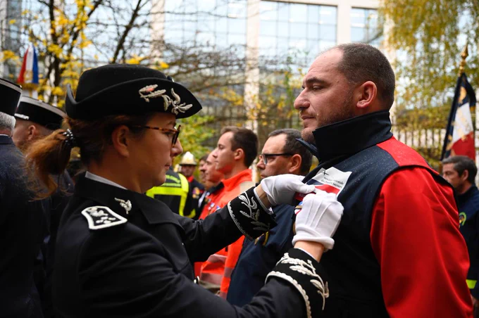 Remise de décoration à un bénévole des AASC