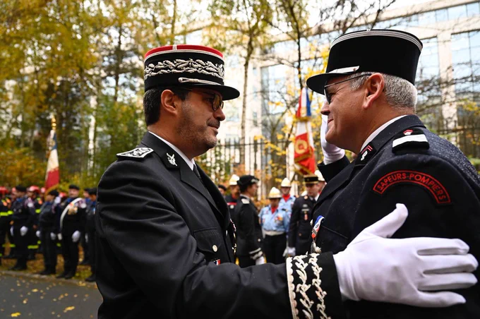 Julien Marion, directeur général de la Sécurité civile et de la gestion des crises, remet une décoration à un officier de sapeur-pompier